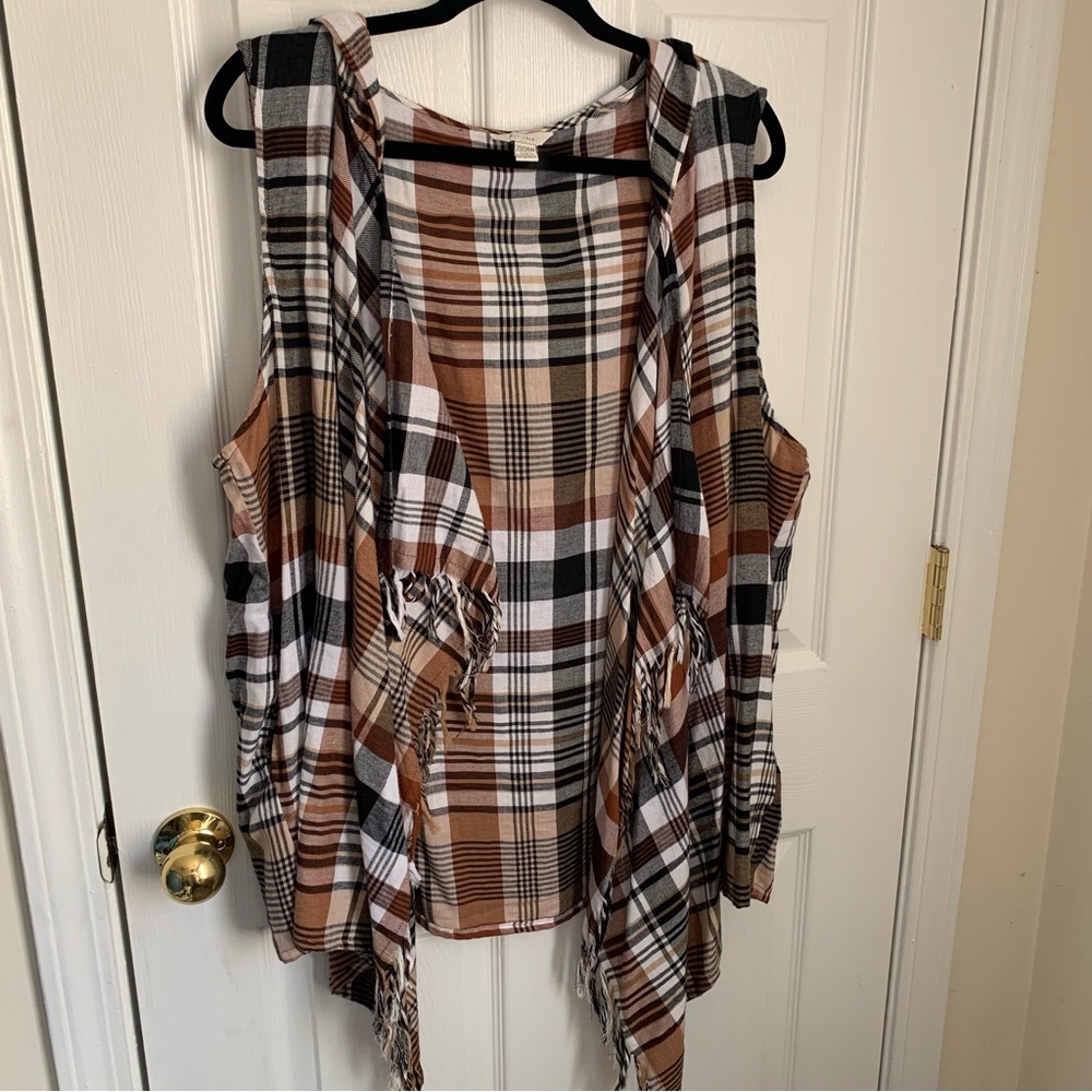Cato 22/24 Plaid Sleeveless Vest with Fringe & pockets, hooded